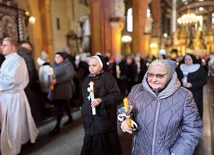 Na początku Eucharystii wierni przeszli w procesji ze świecami.
