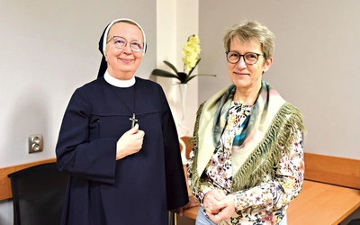 Pani Barbara z s. Radosławą  pomagają chorym i ich rodzinom mierzyć się z cierpieniem i śmiercią.