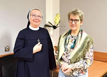 Pani Barbara z s. Radosławą  pomagają chorym i ich rodzinom mierzyć się z cierpieniem i śmiercią.