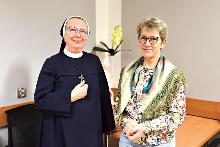 Pani Barbara z s. Radosławą  pomagają chorym i ich rodzinom mierzyć się z cierpieniem i śmiercią.
