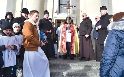 Procesja z krzyżem  do kościoła stacyjnego.