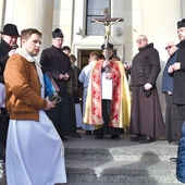 Procesja z krzyżem  do kościoła stacyjnego.