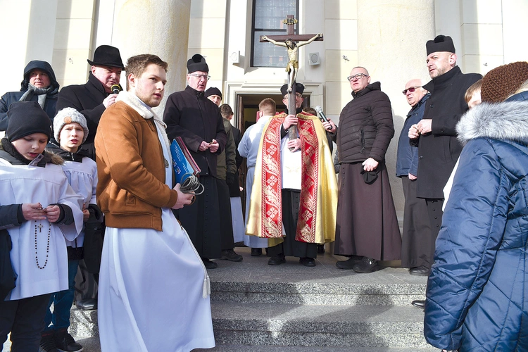 Procesja z krzyżem  do kościoła stacyjnego.