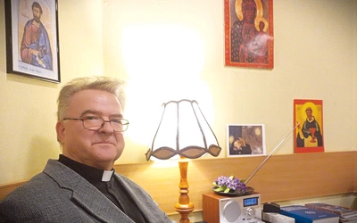 Ks. Edward uczestniczy w spotkaniach na równi z innymi osobami z depresją.