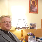 Ks. Edward uczestniczy w spotkaniach na równi z innymi osobami z depresją.