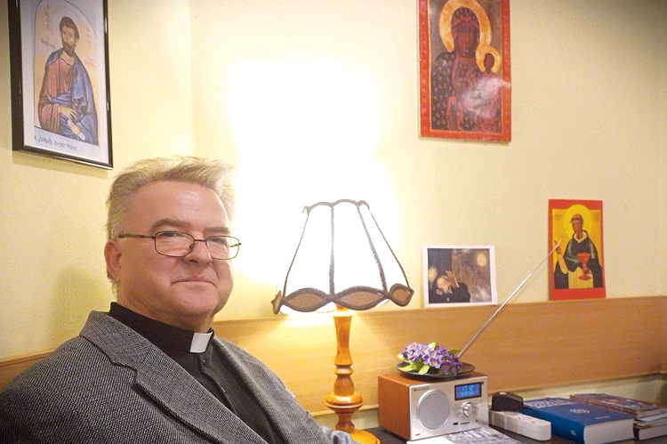 Ks. Edward uczestniczy w spotkaniach na równi z innymi osobami z depresją.