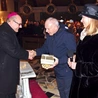 Bp Jacek Kiciński CMF składa gratulacje członkom Żywego Różańca.  Wśród nich jest zelatorka, Teresa Drozd.