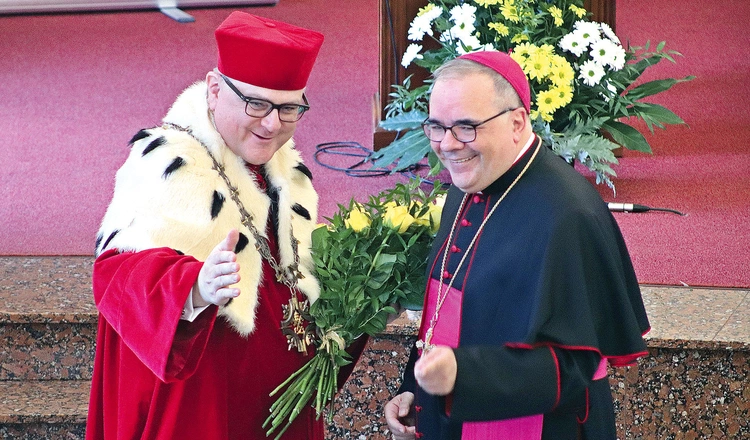 Gość specjalny abp Antonio Gudio Filipazzi (z prawej) razem z rektorem PWT ks. prof. Sławomirem Stasiakiem.
