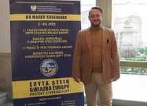 Stypendysta podczas prezentacji projektu w dawnym Konwikcie św. Józefa.