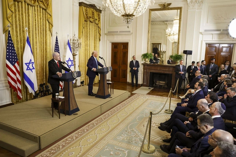 Benjamin Netanyahu (L) i  Donald J. Trump podczas konferencji prasowej