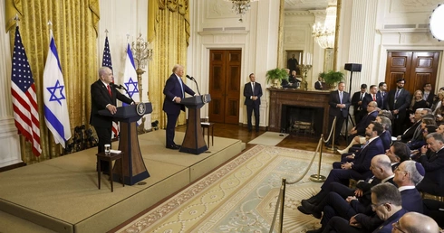 Benjamin Netanyahu (L) i  Donald J. Trump podczas konferencji prasowej