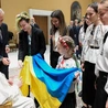 Osierocone dziewczęta z Ukrainy podarowały papieżowi lalkę z odłamkiem bomby