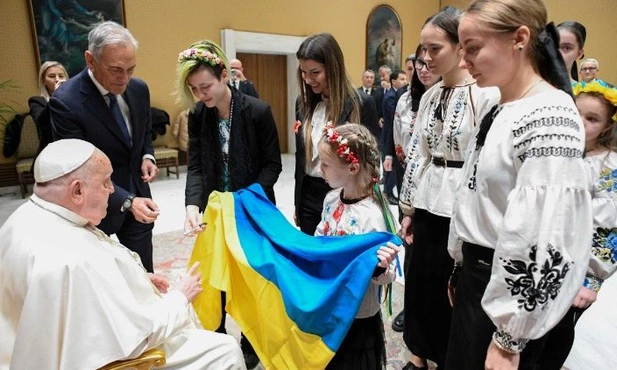 Osierocone dziewczęta z Ukrainy podarowały Papieżowi lalkę z odłamkiem bomby