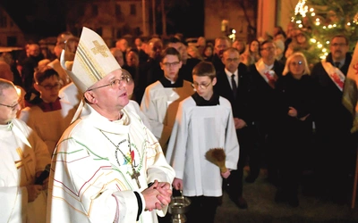 Po Mszy św. bp Tadeusz Lityński poświęcił pamiątkową tablicę na ścianie kościoła upamiętniającą działające tu duszpasterstwo akademickie.