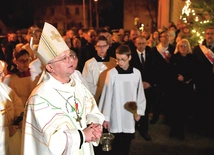 Po Mszy św. bp Tadeusz Lityński poświęcił pamiątkową tablicę na ścianie kościoła upamiętniającą działające tu duszpasterstwo akademickie.