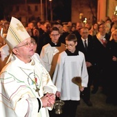 Po Mszy św. bp Tadeusz Lityński poświęcił pamiątkową tablicę na ścianie kościoła upamiętniającą działające tu duszpasterstwo akademickie.