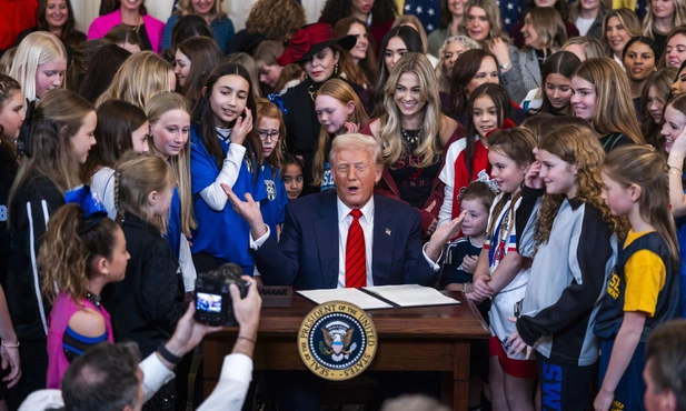 Donald Trump podpisujący rozporządzenie