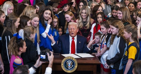 Donald Trump podpisujący rozporządzenie