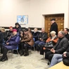 Parafianie z Chomranic słuchają wykładów abp. Fultona Sheena