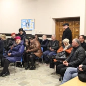 Parafianie z Chomranic słuchają wykładów abp. Fultona Sheena