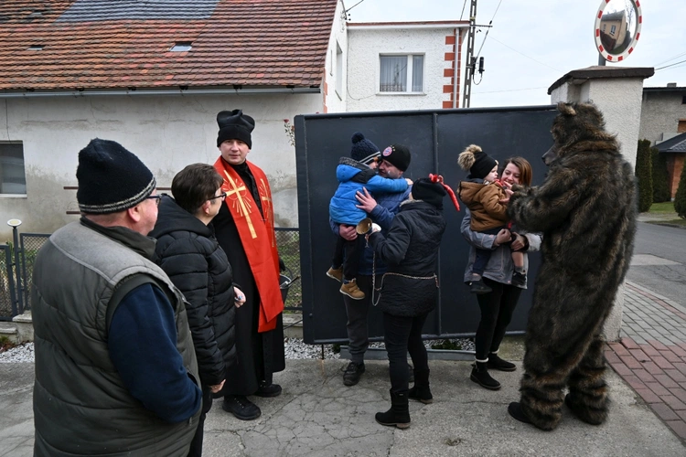 Przez Ostrożnicę z niedźwiedziem