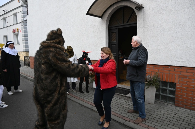 Przez Ostrożnicę z niedźwiedziem