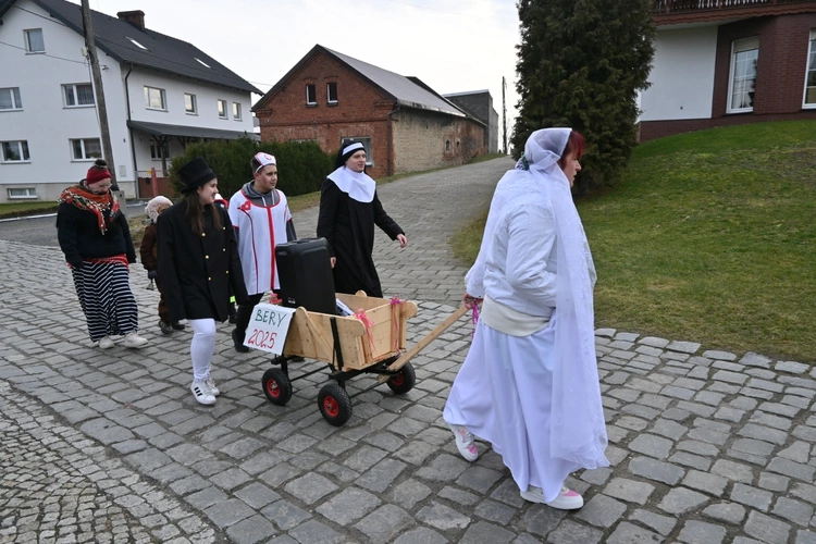 Przez Ostrożnicę z niedźwiedziem