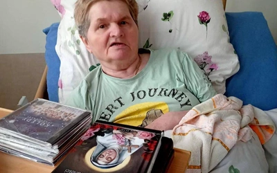 Przed Dniem Chorego. Pani Ula słucha śpiewu wielickiego organisty