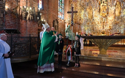 Krzyż z Wołynia w bursztynowym ołtarzu