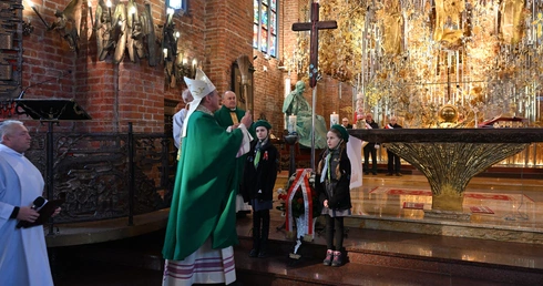 Krzyż z Wołynia w bursztynowym ołtarzu