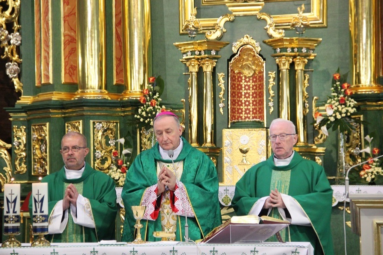 Dąbrowa Tarnowska. Poświęcenie odnowionego ołtarza, obrazu i ambony