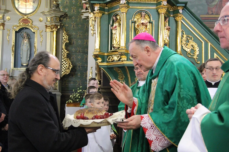 Dąbrowa Tarnowska. Poświęcenie odnowionego ołtarza, obrazu i ambony