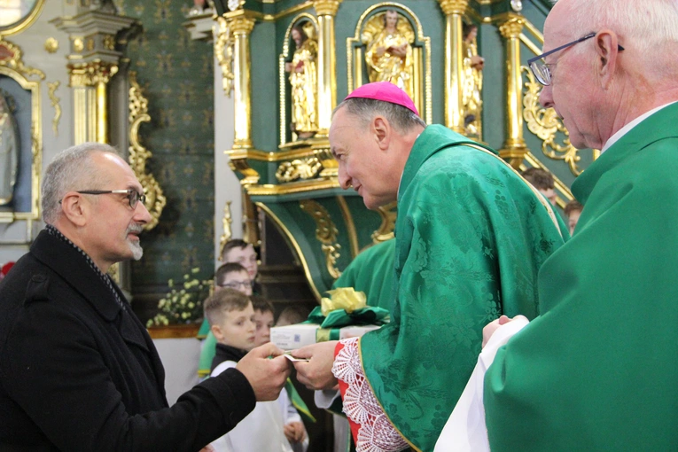 Dąbrowa Tarnowska. Poświęcenie odnowionego ołtarza, obrazu i ambony