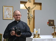 - Obowiązujące przepisy liturgiczne wymagają ukończenia takiego kursu przez fotografów i operatorów sprzętu audiowizualnego, którzy pragną dokumentować celebracje liturgiczne - mówi ks. Stanisław Piekielnik.