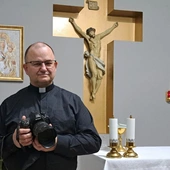 - Obowiązujące przepisy liturgiczne wymagają ukończenia takiego kursu przez fotografów i operatorów sprzętu audiowizualnego, którzy pragną dokumentować celebracje liturgiczne - mówi ks. Stanisław Piekielnik.