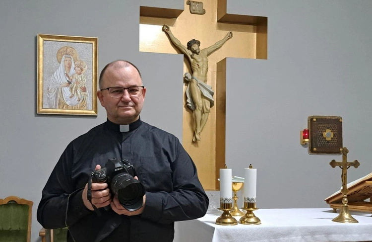 - Obowiązujące przepisy liturgiczne wymagają ukończenia takiego kursu przez fotografów i operatorów sprzętu audiowizualnego, którzy pragną dokumentować celebracje liturgiczne - mówi ks. Stanisław Piekielnik.