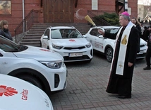 Nowa flota Caritas. To samochody dla pielęgniarek dojeżdżających do pacjentów onkologicznych