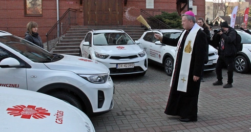 Nowa flota Caritas. To samochody dla pielęgniarek dojeżdżających do pacjentów onkologicznych