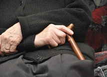 Koordynatorka Caritas: opieka nad 90-letnim rodzicem coraz częściej spada na 70-letniego seniora