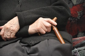Koordynatorka Caritas: opieka nad 90-letnim rodzicem coraz częściej spada na 70-letniego seniora