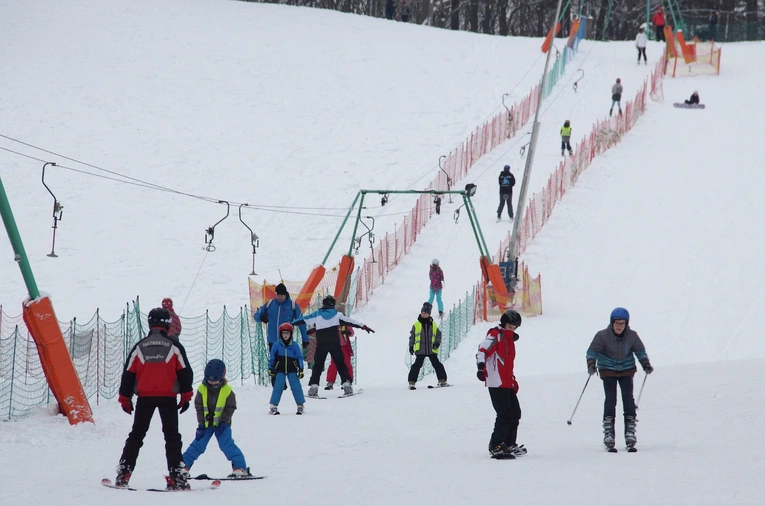 Na wyjazd dzieci w ferie Polacy przeznaczają średnio ok. 2,5 tys. zł