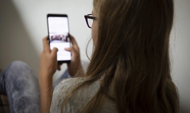 Dzieci na WhatsAppie: chaos, hejt i samowolka