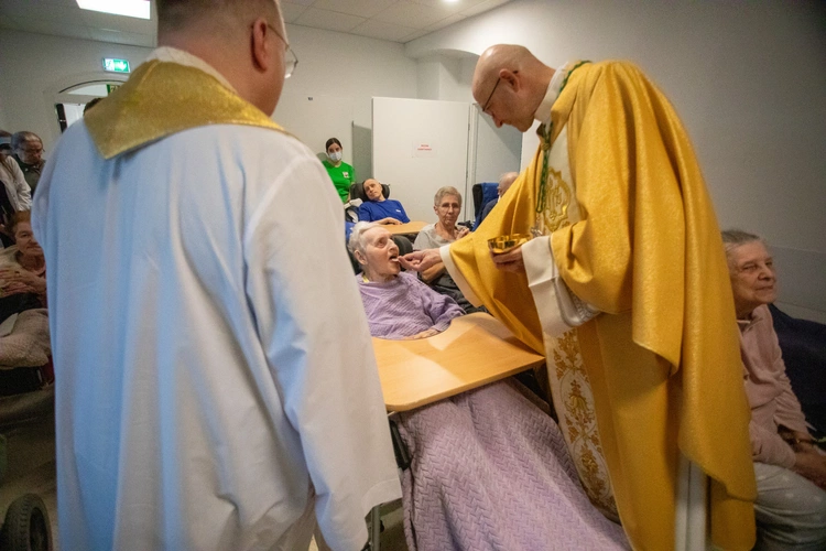 Abp Adrian Galbas w Hospicjum Caritas
