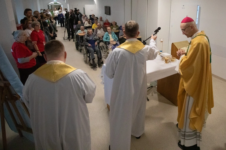 Abp Adrian Galbas w Hospicjum Caritas