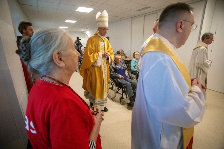 Abp Adrian Galbas w Hospicjum Caritas