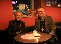 Spotkanie z biskupem ewangelickim Wojciechem Prackim w klubie muzycznym w Kędzierzynie-Koźlu