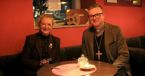 Spotkanie z biskupem ewangelickim Wojciechem Prackim w klubie muzycznym w Kędzierzynie-Koźlu