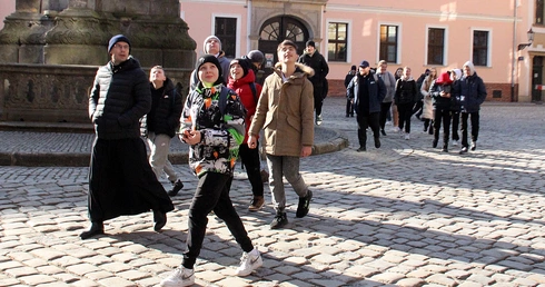 Młodzież ze Żmigrodu przeszła Szlak Nadziei z bp. Maciejem Małygą