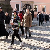 Młodzież ze Żmigrodu przeszła Szlak Nadziei z bp. Maciejem Małygą
