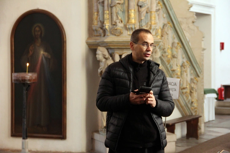 Nastolatki ze Żmigrodu na Szlaku Młodych z biskupem